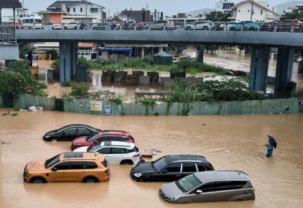 Des véhicules inondés à Nha Trang, au Vietnam, le 20 novembre 2025