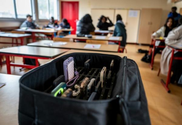 Des téléphones portables dans une sacoche, dans un établissement scolaire de la région parisienne, le 14 janvier 2026