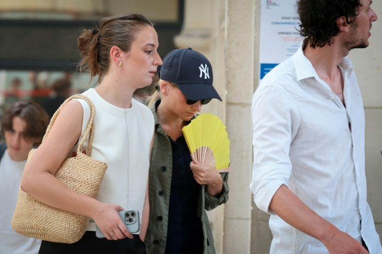 La plaignante Amandine (c) arrive pour le procès en appel de l'ex-animateur de télévision et agent immobilier Stéphane Plaza, poursuivi pour violences conjugales, le 26 juin 2026 à Paris