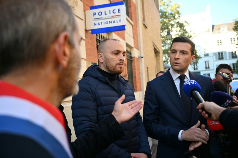 Le président du RN Jordan Bardella (d) s'adresse à la presse après avoir visité le commissariat du 3e arrondement de Paris, le 18 octobre 2026