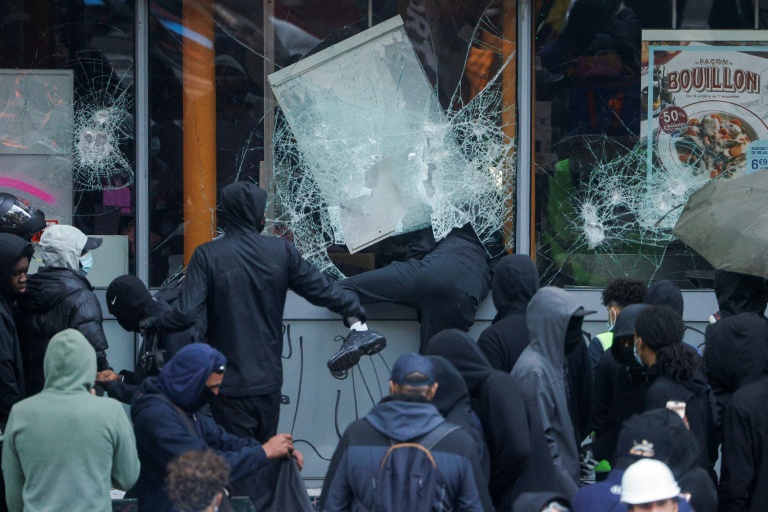 Des manifestants brisent la vitrine d'un magasin à Paris, le 17 octobre 2026
