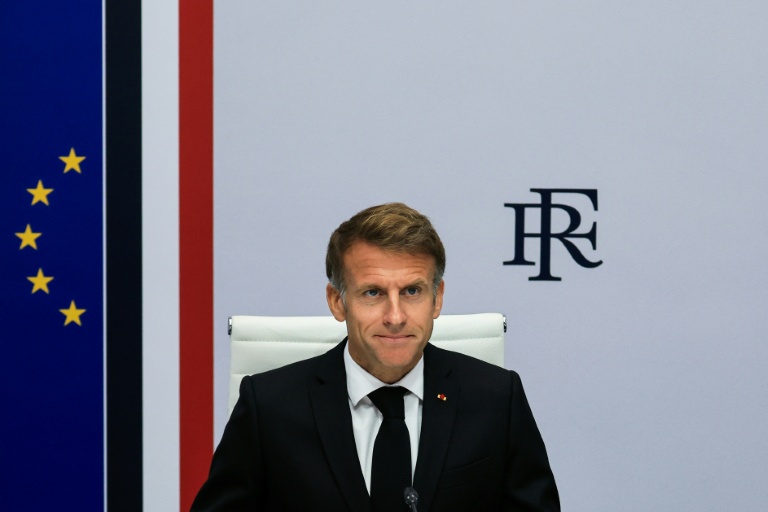 Le président Emmanuel Macron participe à une réunion interministérielle de crise, à l'Élysée, le 18 octobre 2026 à Paris, au lendemain d'émeutes et de pillages survenus en marge de manifestations contre la vie chère