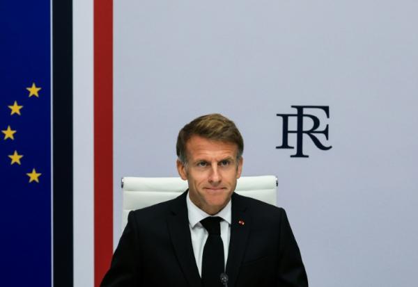 Le président Emmanuel Macron participe à une réunion interministérielle de crise, à l'Élysée, le 18 octobre 2026 à Paris, au lendemain d'émeutes et de pillages survenus en marge de manifestations contre la vie chère