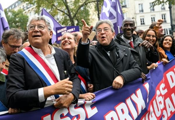 (g-d) Éric Coquerel, député LFI, Jean-Luc Mélenchon, candidat LFI à la présidentielle et Bally Bagayoko, maire LFI de Saint-Denis, participent à une manifestation contre la "vie chère", le 17 octobre 2026 à Paris