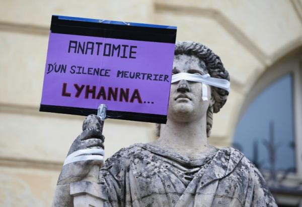 Une affiche placardée sur une statue à l'occasion d'une manifestation devant le tribunal d'Auch le 8 juin 2026 pour demander une loi contre les violences aux enfants dans la foulée de l'affaire Lyhanna