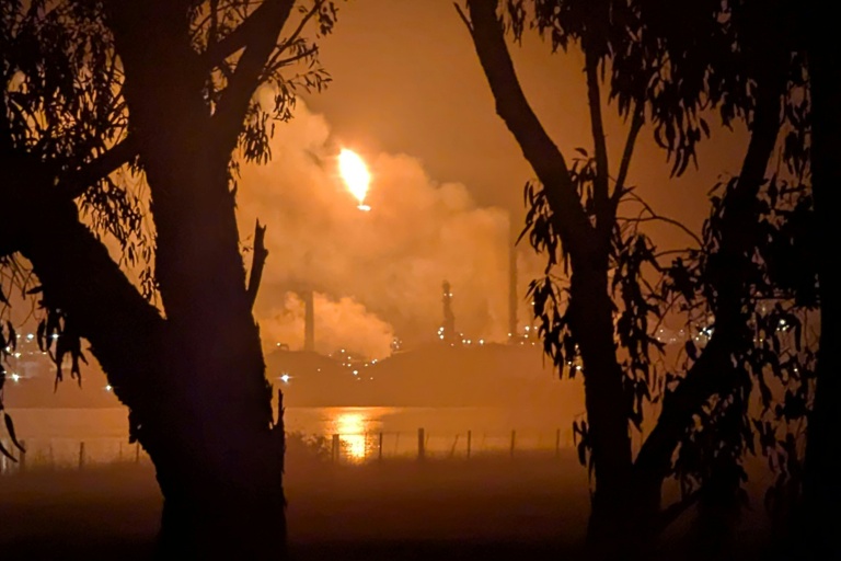 La raffinerie Viva Oil de Geelong, en Australie, en proie aux flammes le 16 avril 2026

