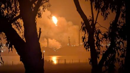 La raffinerie Viva Oil de Geelong, en Australie, en proie aux flammes le 16 avril 2026

