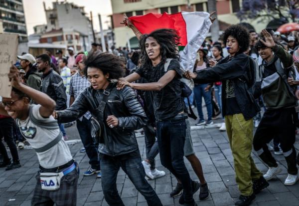 Des jeunes à un concert, alors que la foule se rassemble pour réclamer la démission du président malgache Rajoelina, à Antananarivo, le 14 octobre 2025