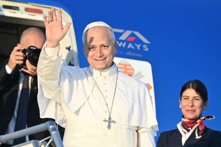 Le pape Léon XIV monte à bord de son avion à destination de Paris à l'aéroport de Fiumicino, à Rome, le 25 septembre 2026