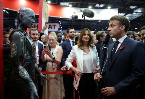 Le président Emmanuel Macron regarde le robot humanoïde Ameca d'IVADO Labs lors de sa visite au salon VivaTech, le 11 juin 2025 à Paris