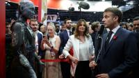 Le président Emmanuel Macron regarde le robot humanoïde Ameca d'IVADO Labs lors de sa visite au salon VivaTech, le 11 juin 2025 à Paris