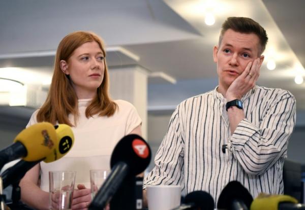 Le journaliste suédois Joakim Medin (d) et son épouse, la journaliste suédoise Sofie Axelsson, lors d'une conférence de presse à la rédaction 
du journal Dagens ETC, le 17 mai 2025 à Stockholm, après son retour chez lui et 51 jours pasés dans une prison turque