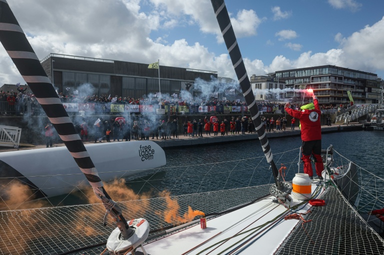 Le skipper breton Guirec Soudée à son arrivée à Brest après avoir pulvérisé le record du tour du monde à l'envers, le 28 mars 2026