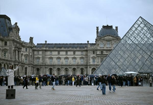 Des touristes font la queue au musée du Louvres, le 20 octobre 2025 à Paris