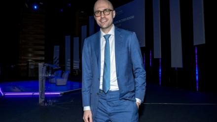 Le patron du journal américain New York Times, Arthur Gregg Sulzberger, après son discours au congrès mondial des médias à Marseille, le 1er juin 2026