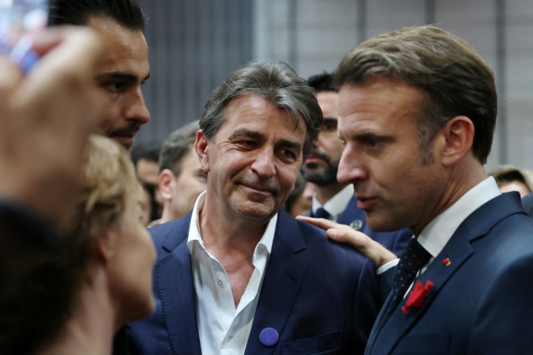 Le chef étoilé Yannick Alléno (au centre) avec le président Emmanuel Macron lors de la première journée du salon VivaTech, le 11 juin 2025 à Paris