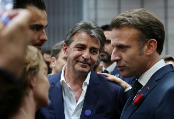 Le chef étoilé Yannick Alléno (au centre) avec le président Emmanuel Macron lors de la première journée du salon VivaTech, le 11 juin 2025 à Paris