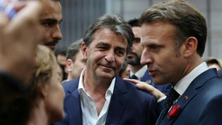 Le chef étoilé Yannick Alléno (au centre) avec le président Emmanuel Macron lors de la première journée du salon VivaTech, le 11 juin 2025 à Paris
