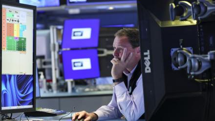 Un trader travaille sur le parquet de la Bourse de New York (NYSE) à l’ouverture de la séance, à New York, le 27 mai 2026