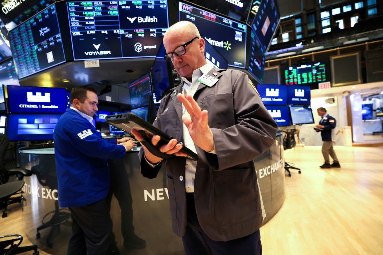 Un opérateur à la Bourse de New York, le 13 octobre 2025
