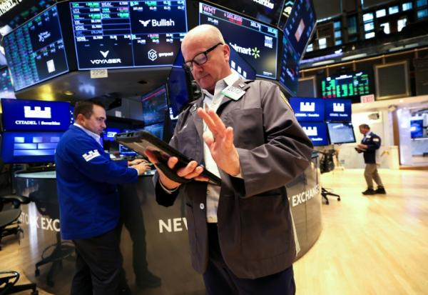 Un opérateur à la Bourse de New York, le 13 octobre 2025