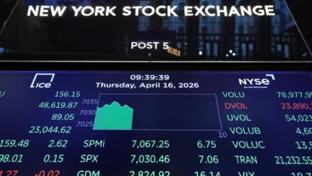 Un écran à la Bourse de New York, le 16 avril 2026