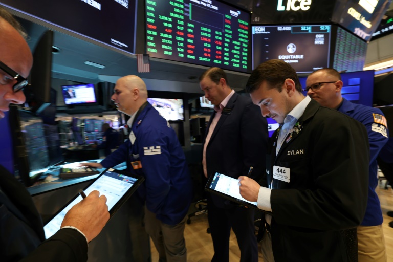 Des opérateurs à la Bourse de New York, le 27 mai 2025.
