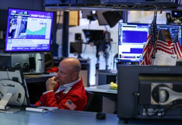 Un opérateur à la Bourse de New York le 19 novembre 2025