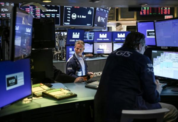 Des opérateurs à la Bourse de New York, le 30 mai 2025