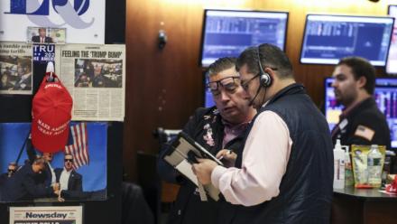 Des opérateurs à la Bourse de New York le 21 novembre 2025
