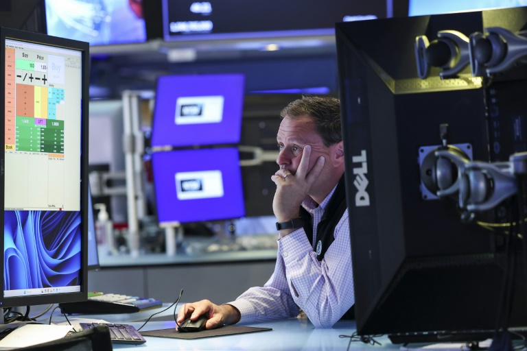 Un trader travaille sur le parquet de la Bourse de New York (NYSE) à l’ouverture de la séance, à New York, le 27 mai 2026