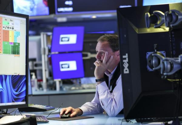 Un trader travaille sur le parquet de la Bourse de New York (NYSE) à l’ouverture de la séance, à New York, le 27 mai 2026