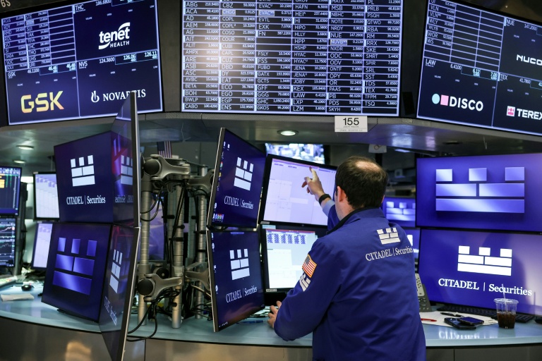 Un opérateur à la Bourse de New York, le 21 novembre 2025