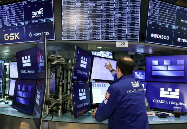 Un opérateur à la Bourse de New York, le 21 novembre 2025