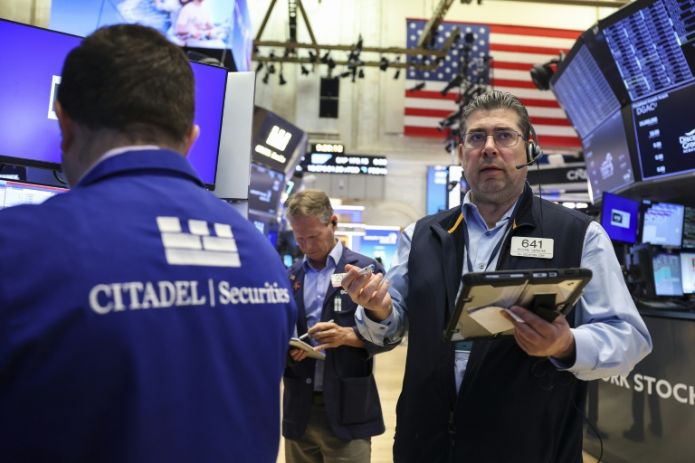 Des courtiers dans la salle des marchés de la Bourse de New York (NYSE) lors de l'ouverture de la séance, à New York, le 27 mai 2026