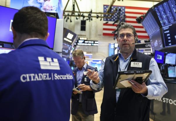 Des courtiers dans la salle des marchés de la Bourse de New York (NYSE) lors de l'ouverture de la séance, à New York, le 27 mai 2026