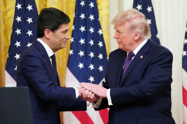 Le président américain Donald Trump et nouveau président de la Réserve fédérale (Fed), Kevin Warsh (g), lors d'une cérémonie d'investiture à la Maison Blanche, le 22 mai 2026 à Washington