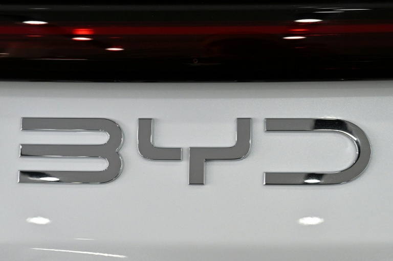 Logo de BYD sur un véhicule du constructeur chinois, Pékin, le 23 avril 2026