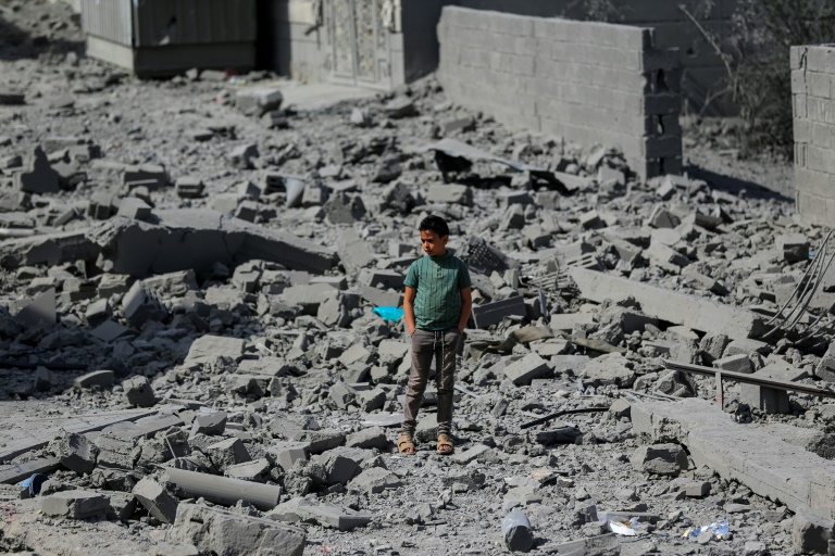 Destructions à Sanaa après un bombardement américain, le 27 avril 2025
