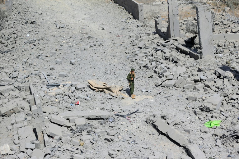 Un combattant houthi dans les décombres d'un immeuble à Sanaa après un bombardement, le 27 avril 2025