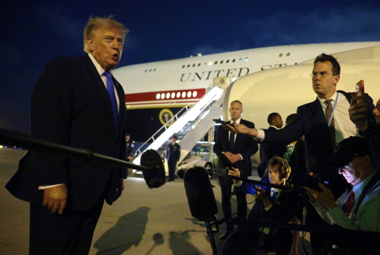 Le président américain Donald Trump s'entretient avec des journalistes avant d'embarquer à bord d'Air Force One à l'aéroport international de Los Angeles, le 4 août 2026