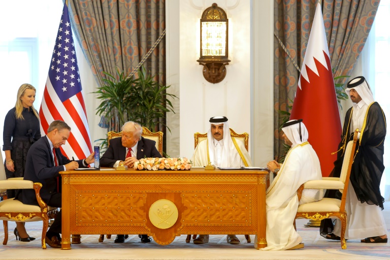 L'émir du Qatar, Cheikh Tamim ben Hamad al-Thani, le président américain Donald Trump, le PDG de Boeing, Kelly Ortberg (g), et le PDG de Qatar Airways, Badr Mohammed al-Meer (d), lors d'une cérémonie de signature au Palais royal de Doha, le 14 mai 2025