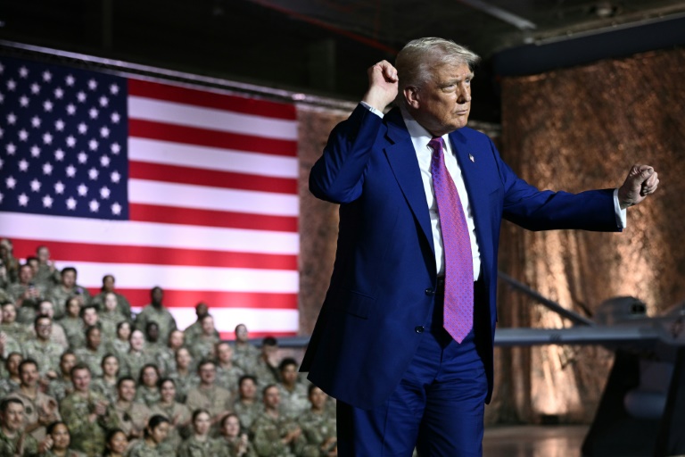 Le président américain Donald Trump s'adressent aux militaires américains à la base d'al-Udeid, le 15 mai 2025 au sud-ouest de Doha, au Qatar