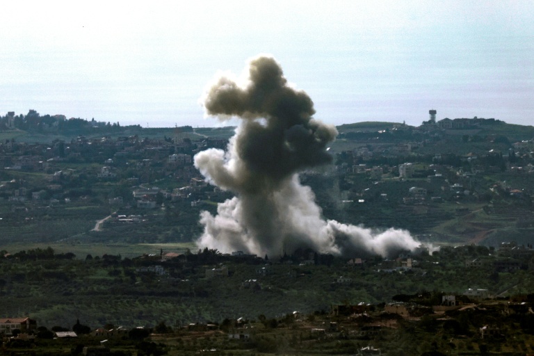 Des volutes de fumée s'élèvent dans le sud du Liban après des frappes israéliennes, le 27 avril 2026