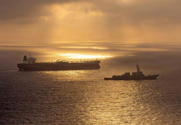 Photo émanant de la marine américaine diffusée le 8 mai 2026 par le service de communication du Commandement central américain du destroyer lance-missiles USS Rafael Peralta empêchant un pétrolier battant pavillon iranien de faire route vers un port iranien, le 24 avril 2026