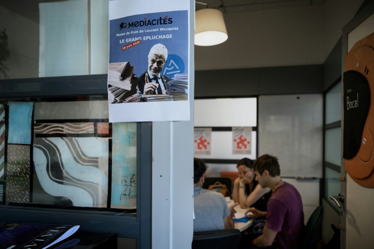 Des journalistes de Mediacités et des bénévoles examinent des notes de frais établies lorsque  Laurent Wauquiez (LR) était président de la région Auvergne-Rhône-Alpes, dans les locaux de Mediacités à Lyon, le 18 juin 2026