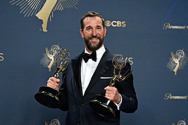 L'acteur américain Noah Wyle pose dans la salle de presse avec les prix du meilleur acteur dans une série dramatique et de la meilleure série dramatique pour 