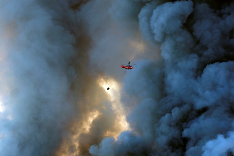 Un hélicoptère tente d'éteindre l'incendie d'un entrepot de Wildberries à Elektrostal, près de Moscou, le 18 juillet 2026