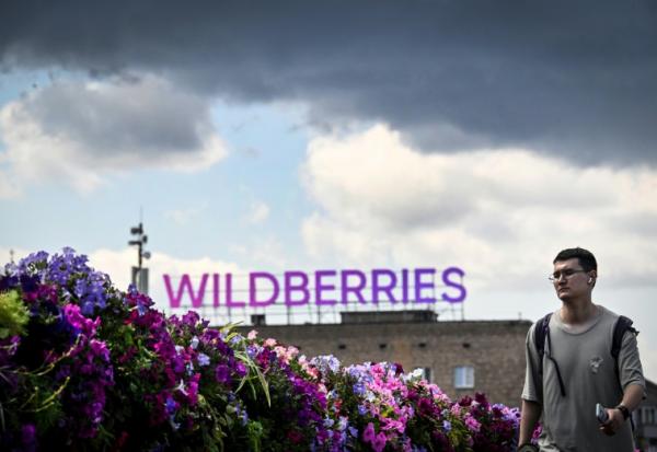 Un homme passe devant l'enseigne de Wildberries à Moscou le 27 juillet 2026