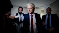 Le leader du parti néerlandais d’extrême droite PVV, Geert Wilders (au centre), s’adresse aux médias à son arrivée à la chambre basse à La Haye, le 3 juin 2025